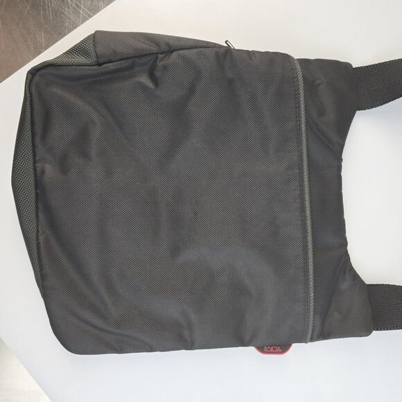TUMI T-Tech Small crossbody bag with a VERY adjustable strap - Picture 4 of 9